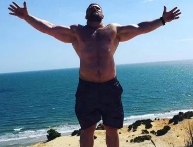 Ο άνθρωπος που σταματάει αυτοκίνητα μόνο με τα χέρια του! (βίντεο)